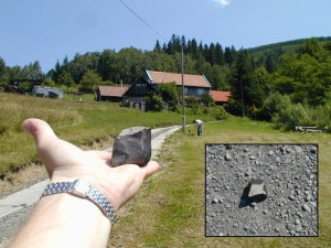 Chtěli by jste si také takto potěžkat meteorit Morávka? U nás máte možnost!